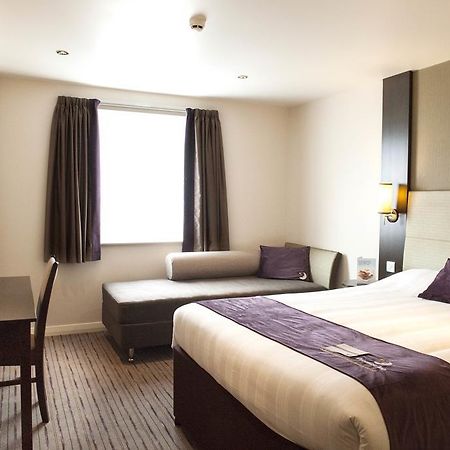 Premier Inn Fleet Buitenkant foto