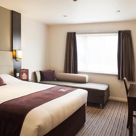 Premier Inn Fleet Buitenkant foto