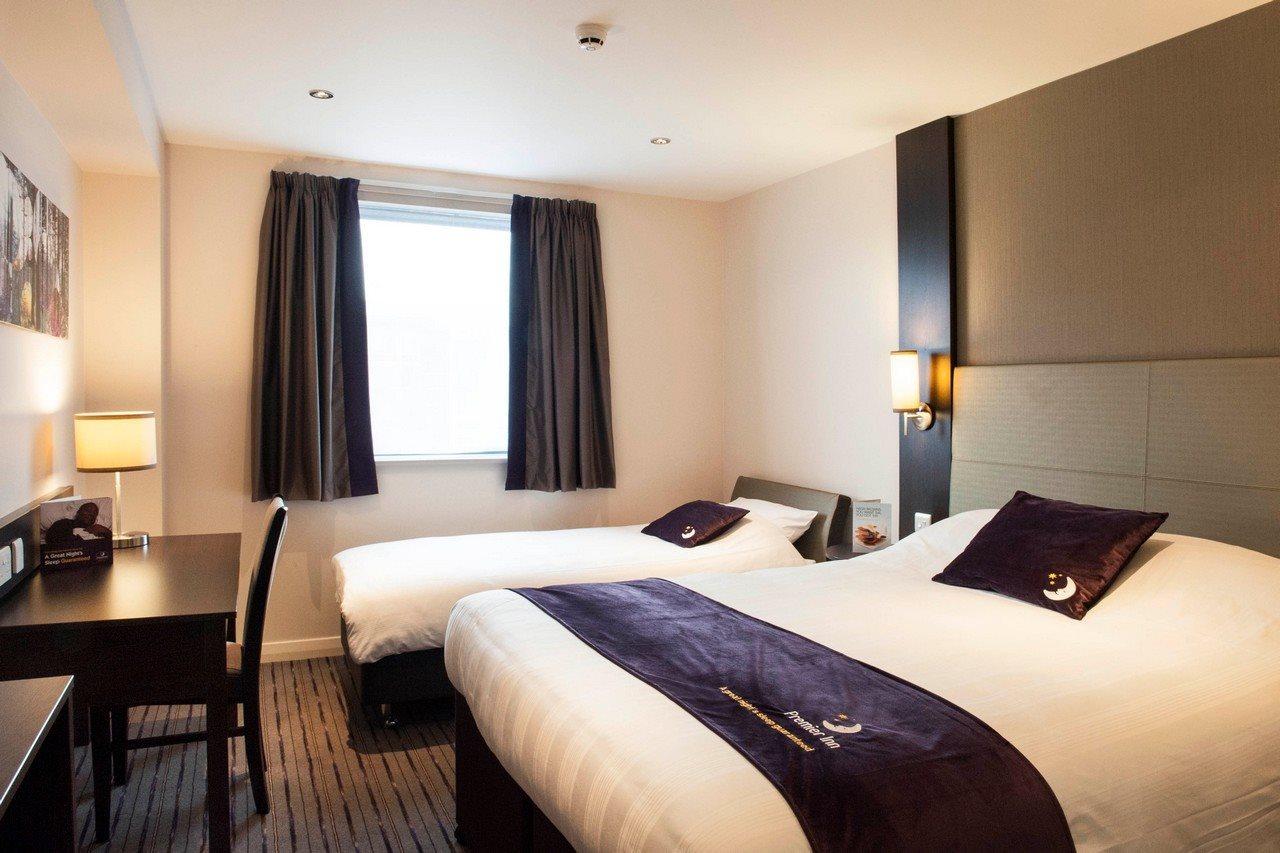 Premier Inn Fleet Buitenkant foto