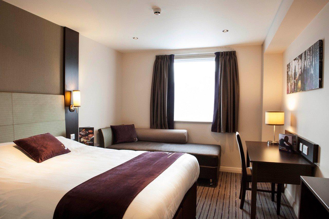 Premier Inn Fleet Buitenkant foto
