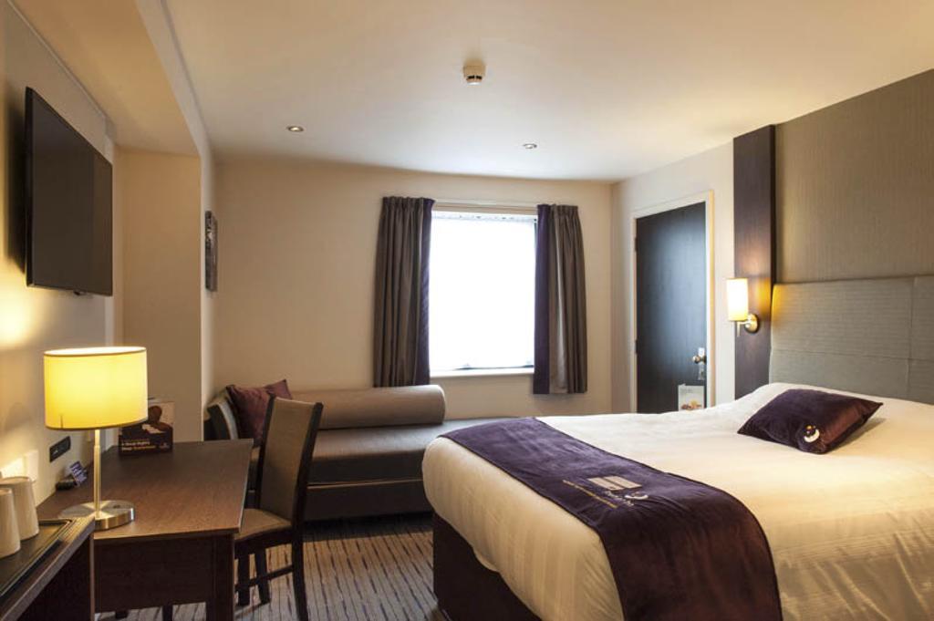 Premier Inn Fleet Buitenkant foto