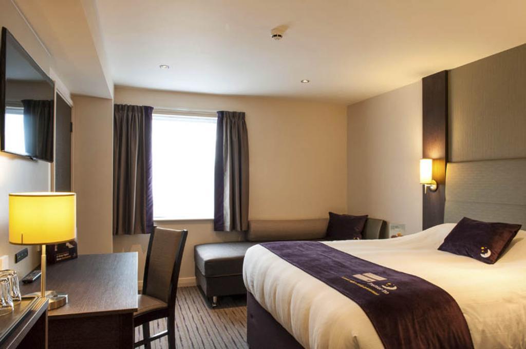 Premier Inn Fleet Buitenkant foto