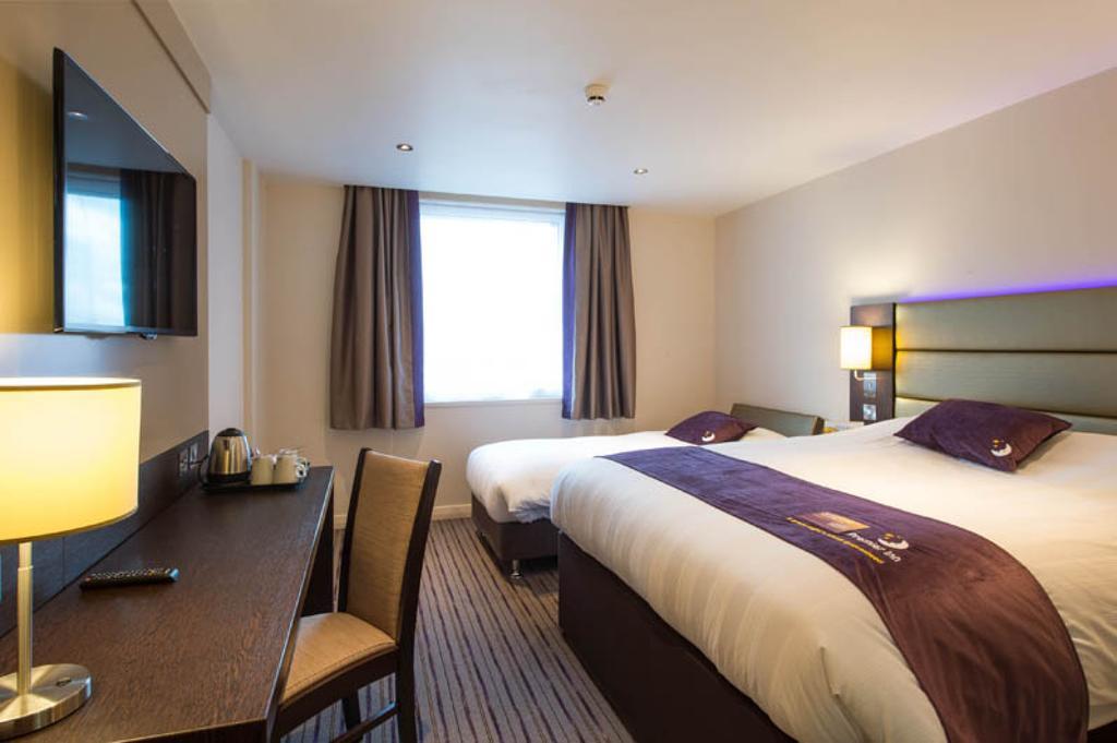 Premier Inn Fleet Buitenkant foto