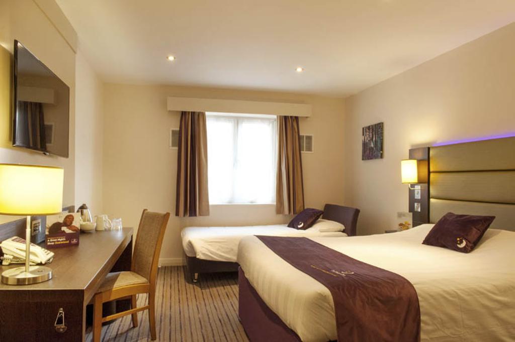 Premier Inn Fleet Buitenkant foto