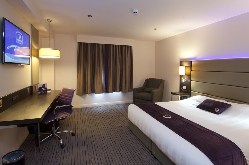 Premier Inn Fleet Buitenkant foto