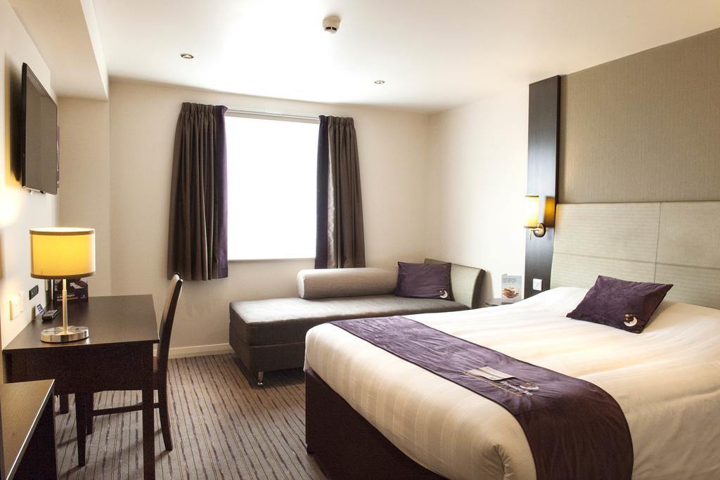 Premier Inn Fleet Buitenkant foto
