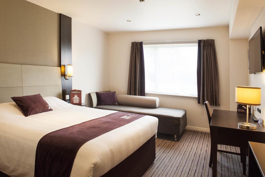 Premier Inn Fleet Buitenkant foto