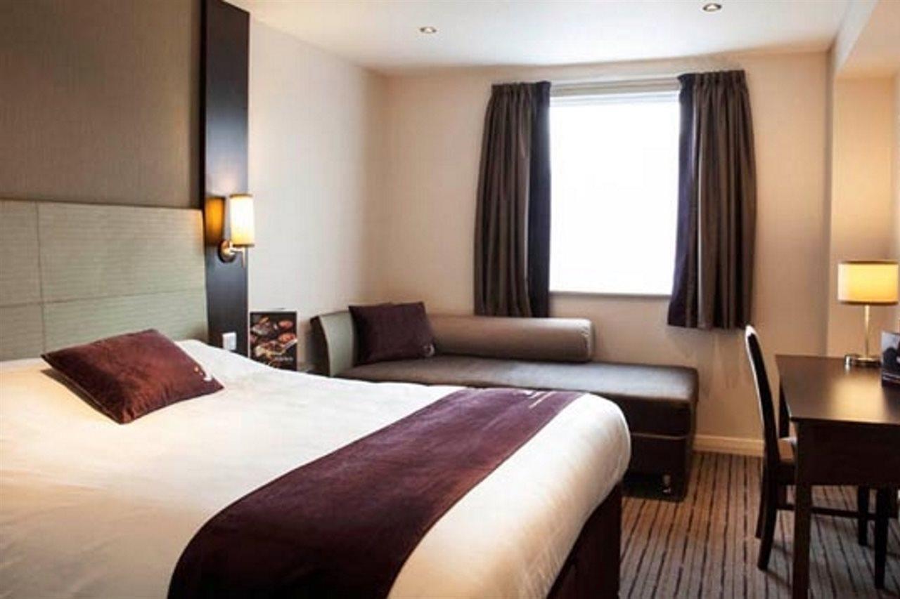 Premier Inn Fleet Buitenkant foto